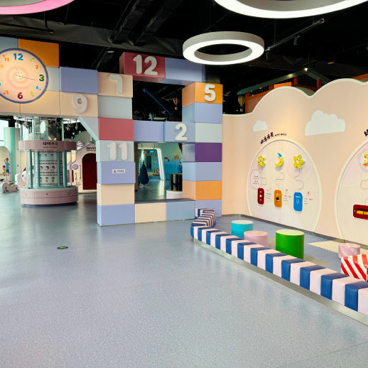 美術館展示用地用のレール防滑と音吸収ゴム床